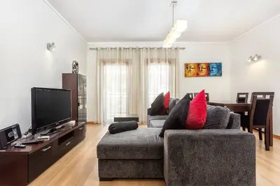 Luxury 2-Bedroom Apartment with Rooftop Pool, Village Marina, Olhão
