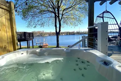 Image de Pine Lake Retreat- sparkling hot tub! Walk out to our sandy beach lakefront!