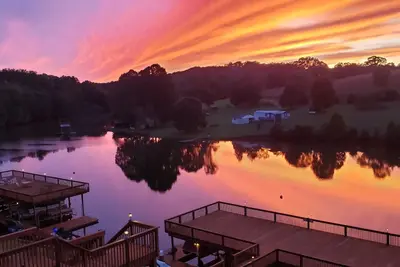 Image de Quiet Lakefront, Family Friendly, Kayaks, Boat Slip & Linens Included!