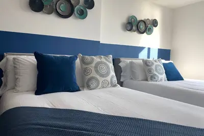 Image de 2 story apartment with amazing views of the ocean