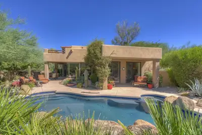 Image de Well Appointed Home, Private Yard, Pool, Golf Cart, Main Floor Bedrooms\n\n