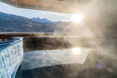 Image de Secluded Mountain Lake Cabin:
