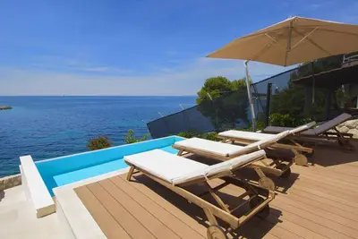 Image de Beachfront Breathtaking and Modern Villa Heronia With an Amazing Sea View