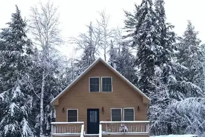 Image de Cozy Chalet Getaway. Enjoy comfort & privacy of entire home, minutes from town.