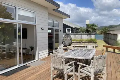 Image de Modern Kiwi Bach with own access to Estuary