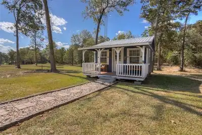 Image de Blue cabin retreat on white rock creek