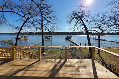 Image de Waterfront Lake Cottage, Spacious Outdoor Deck! 🐕 🐶  Bbq grill and Firepit!