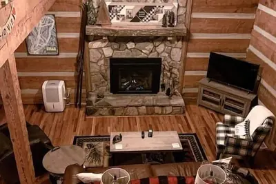 Image de 5 Star High Country Hideaway Cabin hot tub Pet Friendly Pond Sleeps 8 Pond View