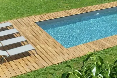Image de Grande maison rénovée, piscine, 4 chambres, vaste terrain, près piste cyclable et pêche, Wi-Fi inclus