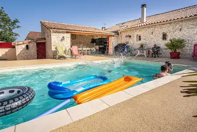Image de Maison rénovée pour 14 pers avec piscine chauffée, jardin, baby-foot, proche Puy du Fou et La Rochelle