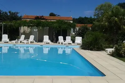 Image de Maison rénovée avec piscine chauffée, jardin clos et Wi-Fi à Saint-Martin-des-Tilleuls