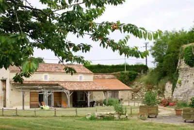 Gîte de charme avec terrasse et activités familiales à Payré, près de Fontenay-le-Comte