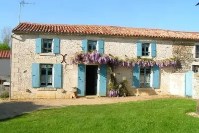 Image de Maison de charme avec WiFi au cœur du Marais Poitevin, jardin clos, barque et vélos, 4 chambres