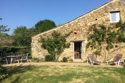 Image de Gîte charmant avec jardin clos, proche attractions, 2 chambres, Wifi, parking, calme assuré