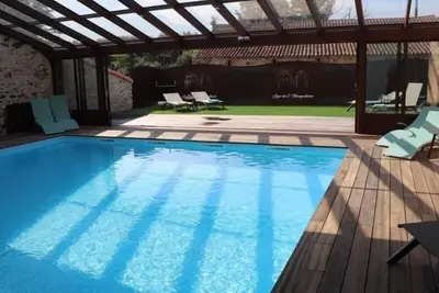 Gîte 18ème rénové avec piscine couverte, terrasse, loisirs et WiFi – 6 pers.
