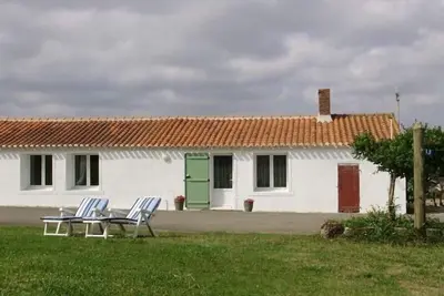 Charmant Gîte Rénové avec Jardin Privé, Cheminée et WiFi à Vairé, Vendée