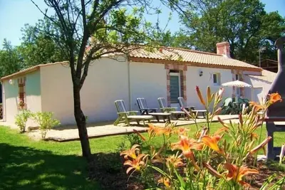 Gîte traditionnel rénové avec jardin clos et Wi-Fi, 3 chambres, proche de La Garnache, Vendée.