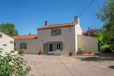 Maison de ferme rénovée avec cheminée, terrasse et jardin clos - à 800m du bourg de Froidfond