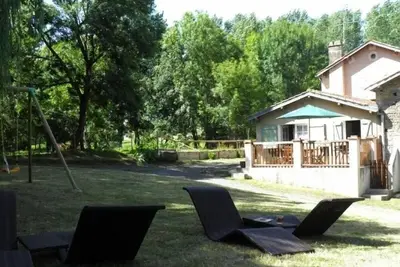 Image de Gîte de caractère avec étang privé, jardin clos et cheminée, parfait pour les familles