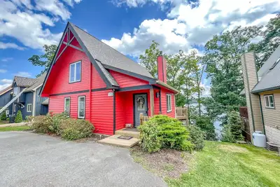Image de Central Lake House, Private Dock! Walk to Area Hot Spots!