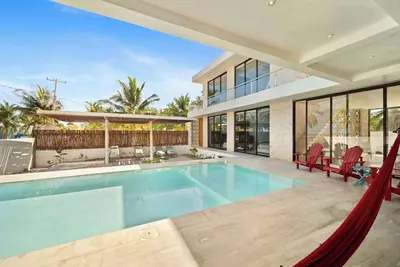 Image de Exclusive Beachfront Escape | Modern Design, Pool & Fast WiFi