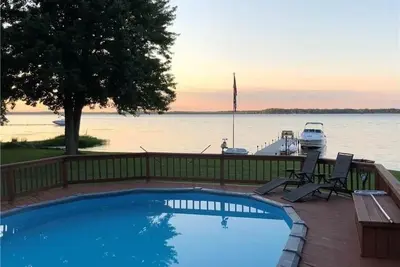 Image de Lake front house with Pool and hot tub and game room