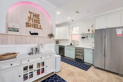 Image de heated pool · pets · arcade · beach gear · Destin Commons