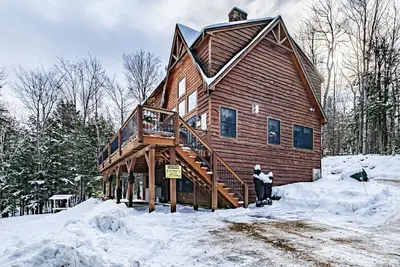 Image de Maine Ski House - Speed WiFi, HotTub, Treasure Hunts, Hobbit Hole House, Arcade Game