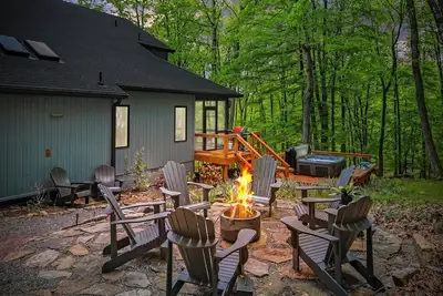 Image de 🌟5 Star Mountain Lodge💦Pool💗Unmatched Hospitality🌷Close to town🎲Game room