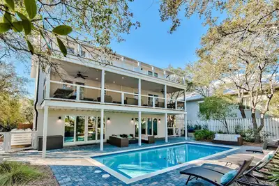 Image de 8 Bedroom Duplex on Lake with private pool! Neighborhood Has Beach Access! !