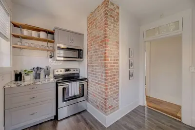 Image de Spacious Industrial Modern Apt 2br 1ba Downstairs