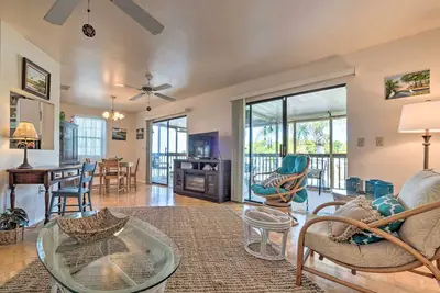 Image de Nouvelle inscription! Serene 2br Canal-Front Hudson Accueil w / porche couvert et Direct Golfe accès - à proximité des plages, restaurants, shopping et autres attractions majeures!