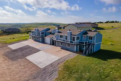 Image de Bayview Combo Condos 1 & 2, Ogallala Beach, with adjoining internal door.