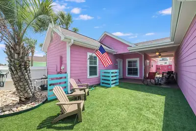 Image de Pet-Friendly Cottage w/a Sparkling Pool, Covered Private Patio, & Turf Grass