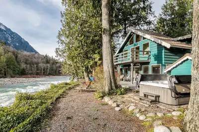 Image de Cascade Jewel - gorgeous, remodeled w/ expansive mountain views, hot tub, master suite
