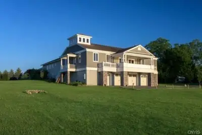 Image de Large Lakefront Vineyard Home with Hot Tub