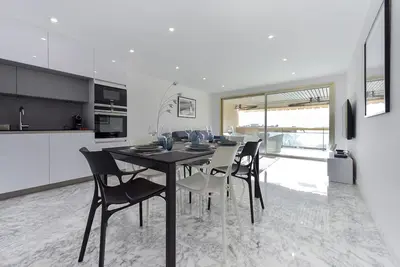 Image de 4p avec deux terrasses, vue mer, parking & piscine