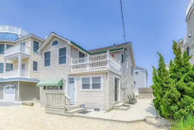 Image de Oceanside Charm! \n2025 Update! ! Brand New Central Ac And Anderson Windows!