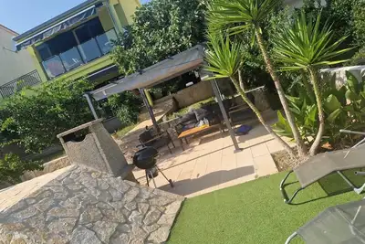 Image de Appartement de deux chambres avec la terrasse et la vue sur le mer Poljica, Trogir (A-18634-a)