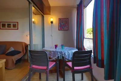 Image de Studio cabine 25m² à Sète avec loggia, exposition est et parking sécurisé à proximité de la plage.