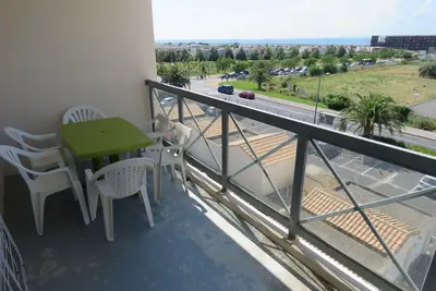 Image de Appartement T2 Cabine avec Terrasse, Parking Privé et Proche Plage à Sète