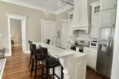 Image de Historic downtown apartment on main street