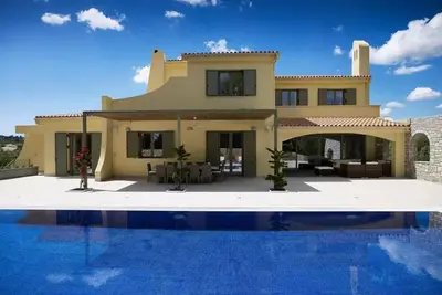 Image de Villa Alpha is a luxurious, secluded haven, with tennis court and swimming pool