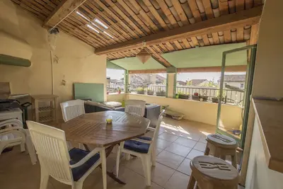 Image de maison de village avec terrasse panoramique