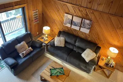 Image de Mt. Snow townhouse with fireplace, 1 mile to the slopes with weekend shuttle!