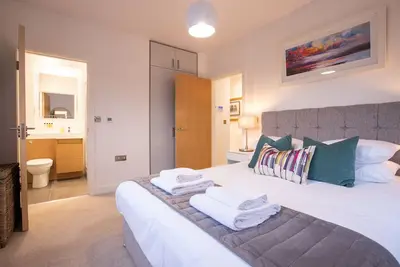 Image de Luxury  spacious apartment, secure parking just 8 minutes walk to Windsor Castle