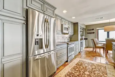 Image de Upscale, newly furnished, single level end unit, with 180 degree view