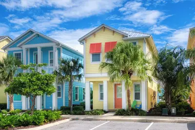 Image de Sunny Yellow Cottage near Disney with Margaritaville Resort Access & Island H20.