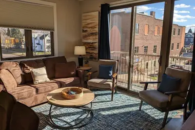 Image de Parking Available, Very Clean- Capri 209