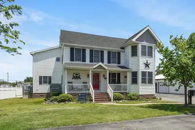 Image de Casa del Mar | 5br Chincoteague Home Walk to Shops, Outdoor Shower, Hot Tub, Grill & Pet Friendly